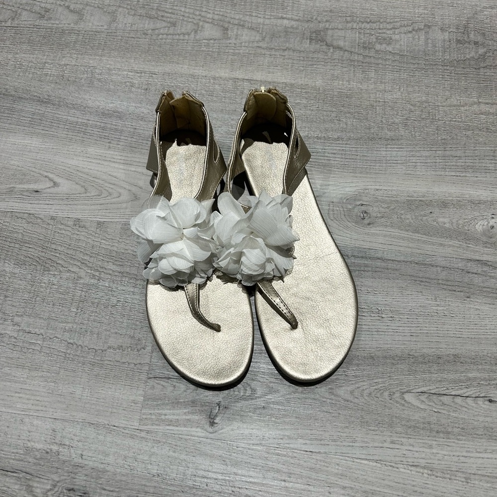 NWOT Gold with Cute White Flower Sandal